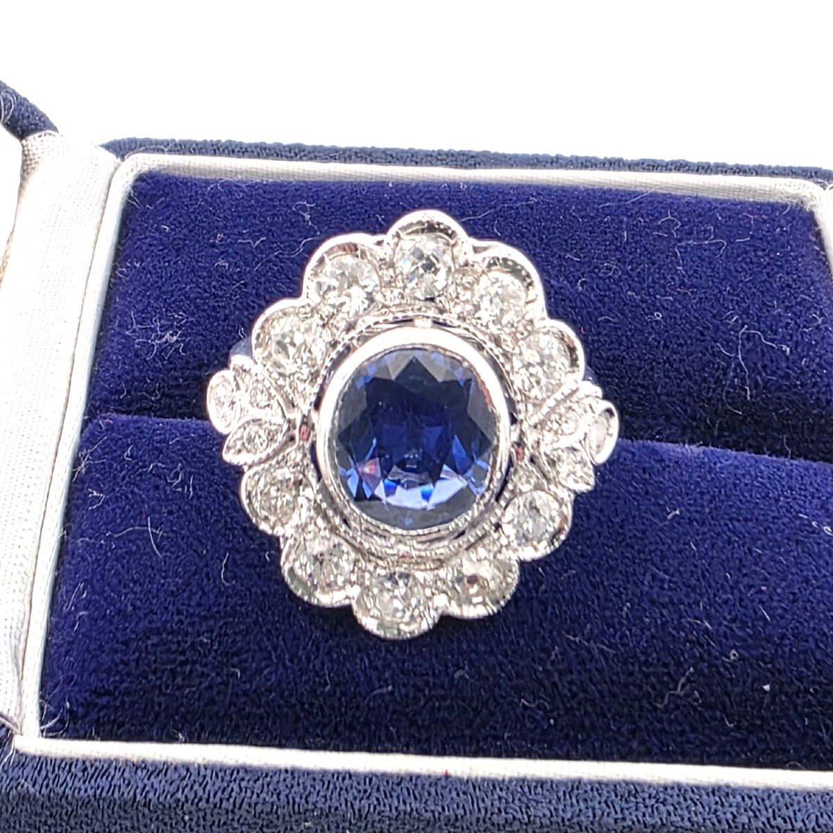 Bague en or blanc 18kt avec un saphir central et des diamants