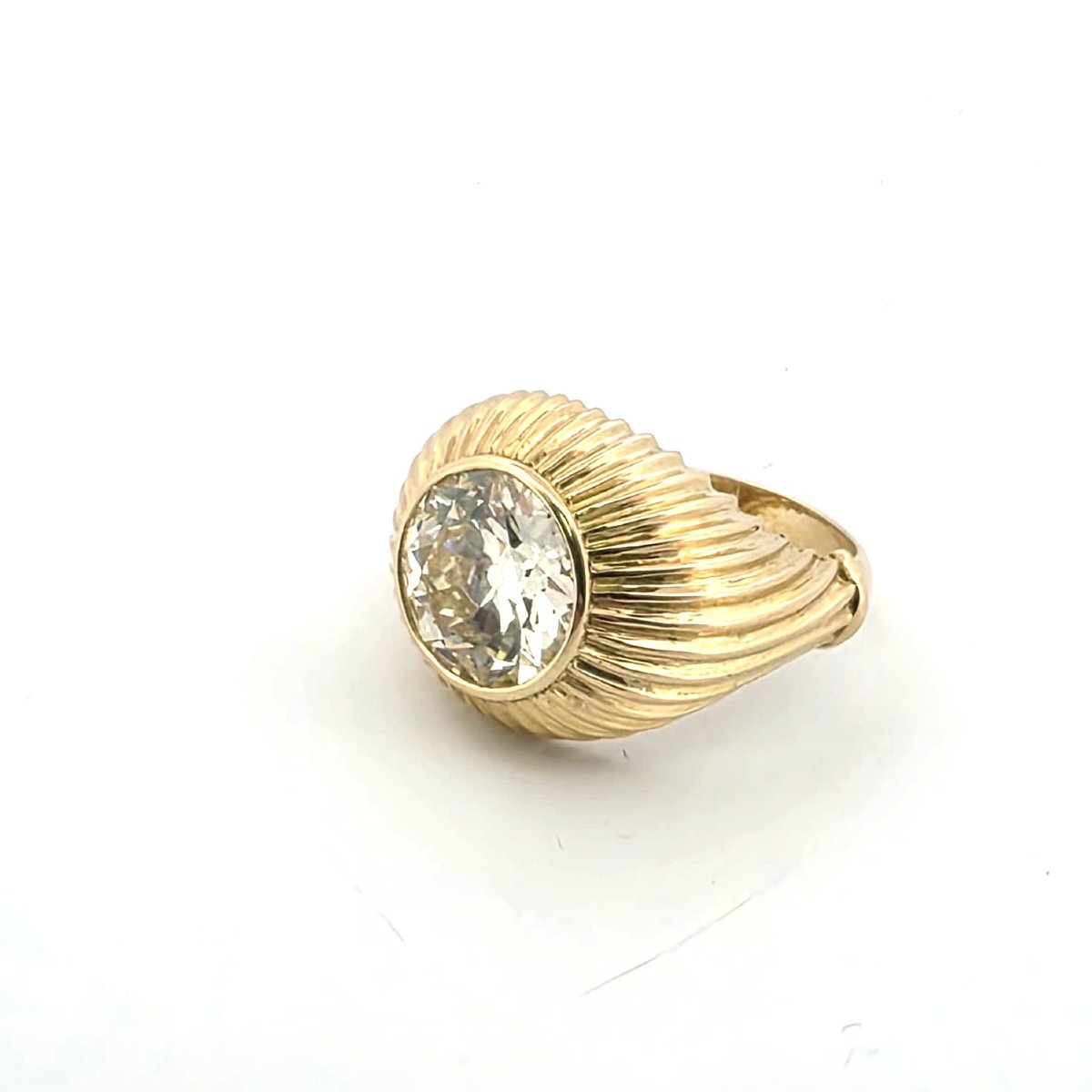 1970s-style 18-karat Yellow Gold Ring With An Old Mine Cut Diamond-photo-5