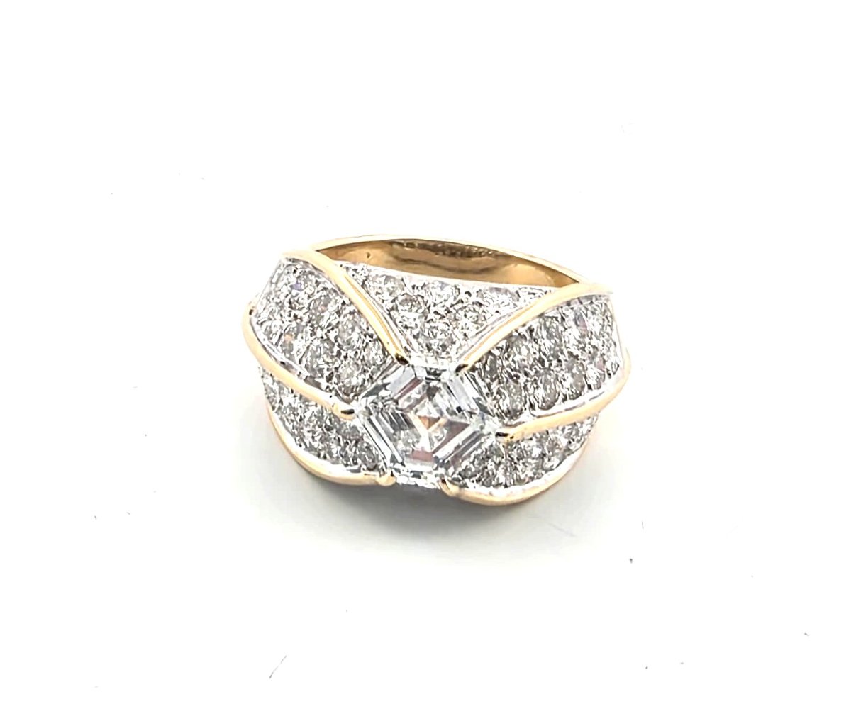 Solid 18-karat Yellow Gold Retro Ring With A Center Diamond And Diamonds On The Four Prongs-photo-2