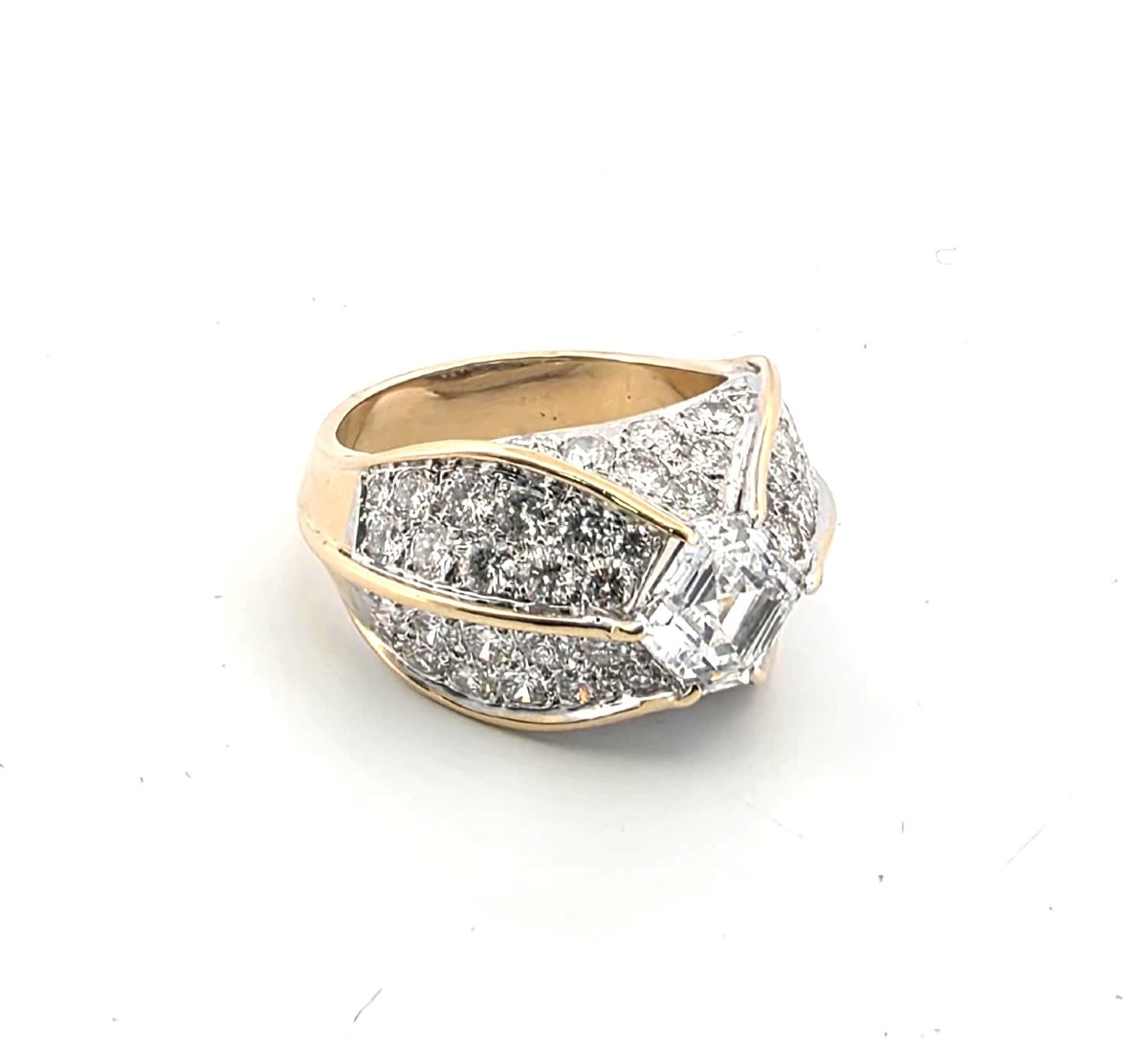 Solid 18-karat Yellow Gold Retro Ring With A Center Diamond And Diamonds On The Four Prongs-photo-3