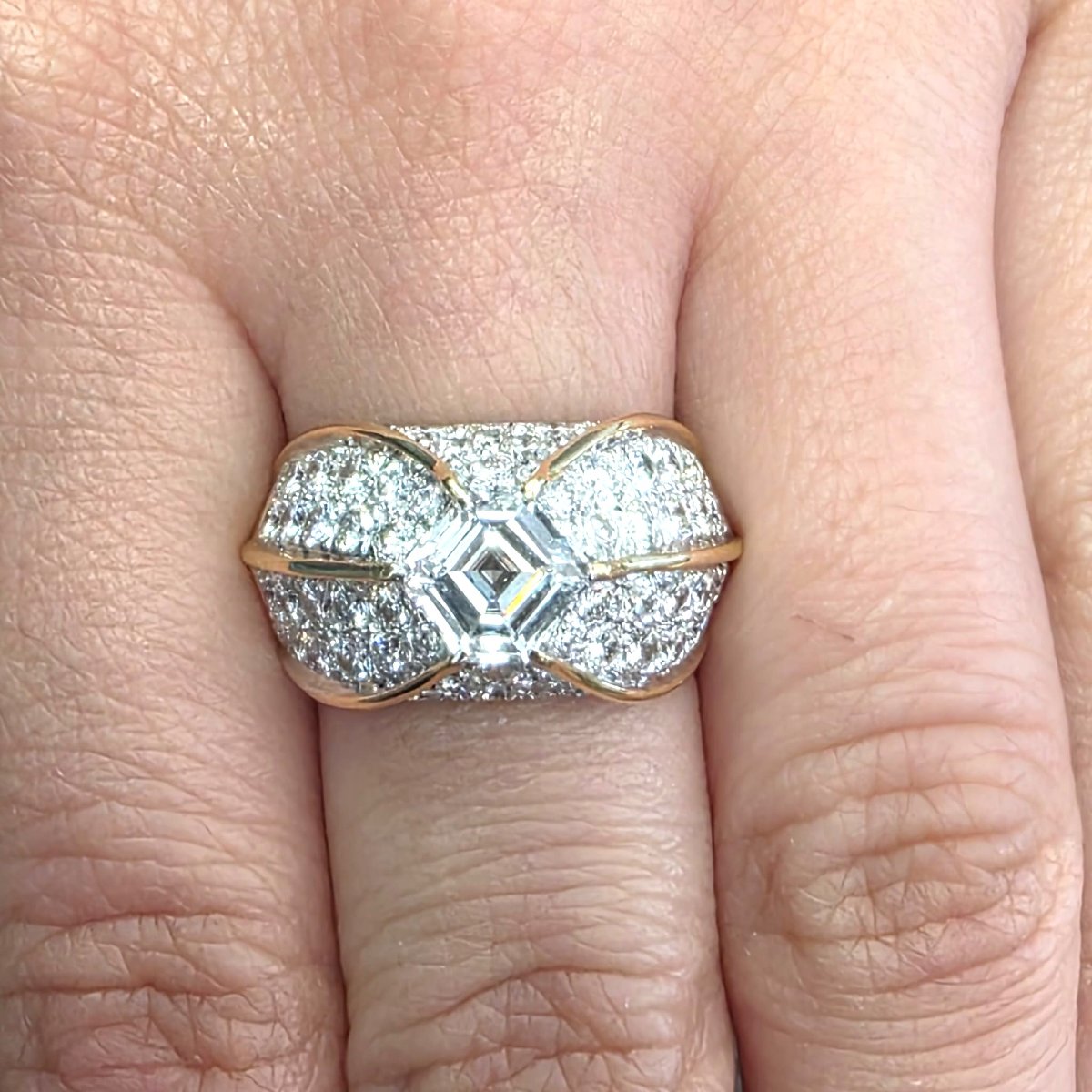 Solid 18-karat Yellow Gold Retro Ring With A Center Diamond And Diamonds On The Four Prongs-photo-4