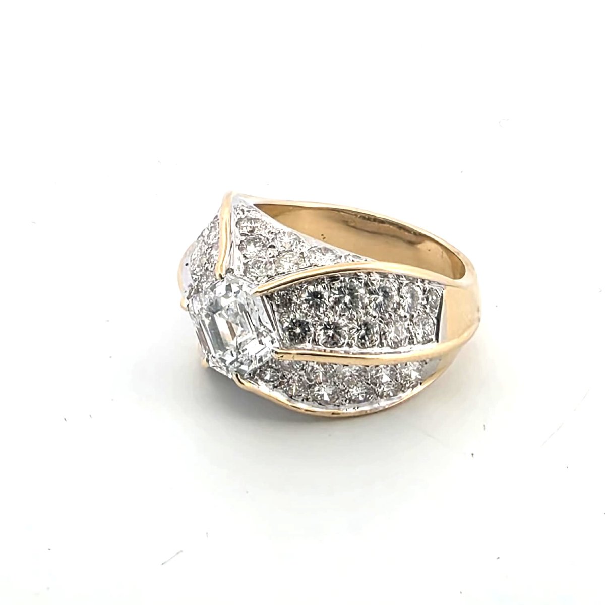 Solid 18-karat Yellow Gold Retro Ring With A Center Diamond And Diamonds On The Four Prongs-photo-5