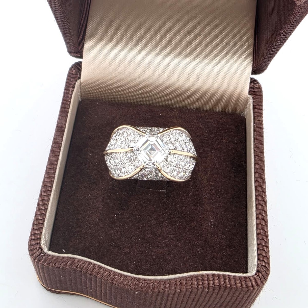 Solid 18-karat Yellow Gold Retro Ring With A Center Diamond And Diamonds On The Four Prongs