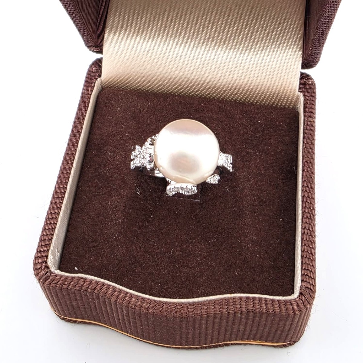 18-karat White Gold Ring With A Natural Pearl And Diamonds