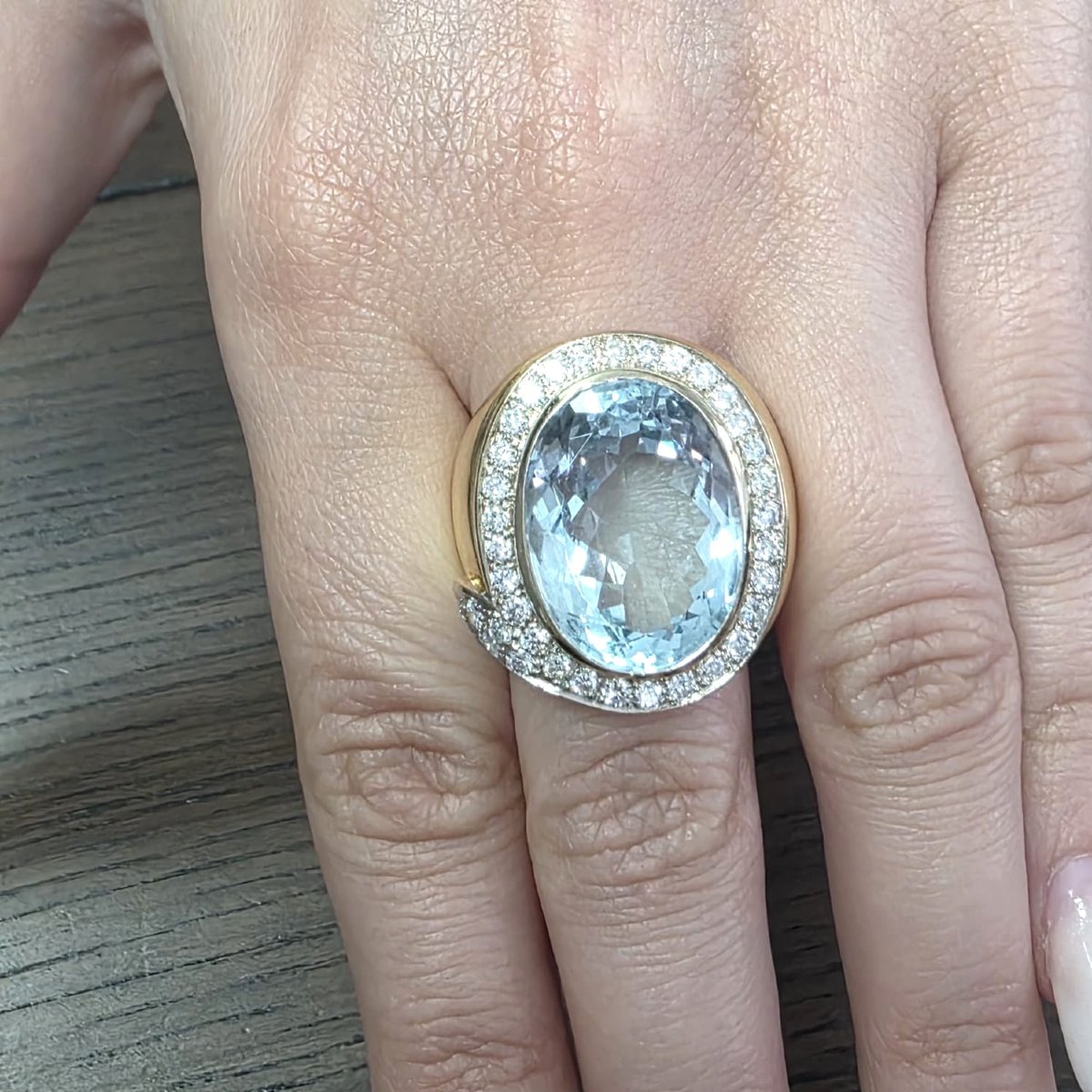18k Yellow Gold Ring With Aquamarine And Diamonds Weight: 28.50 G Band Width: 27.00 Mm X -photo-1