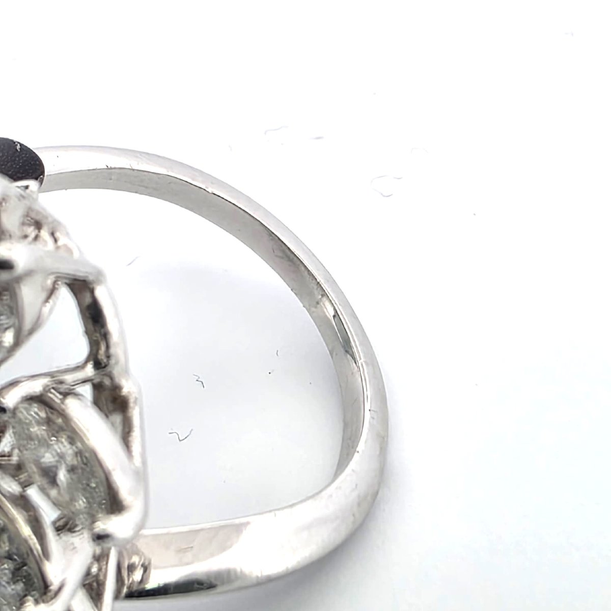 White Gold Ring With A Central Emerald And Diamonds-photo-2