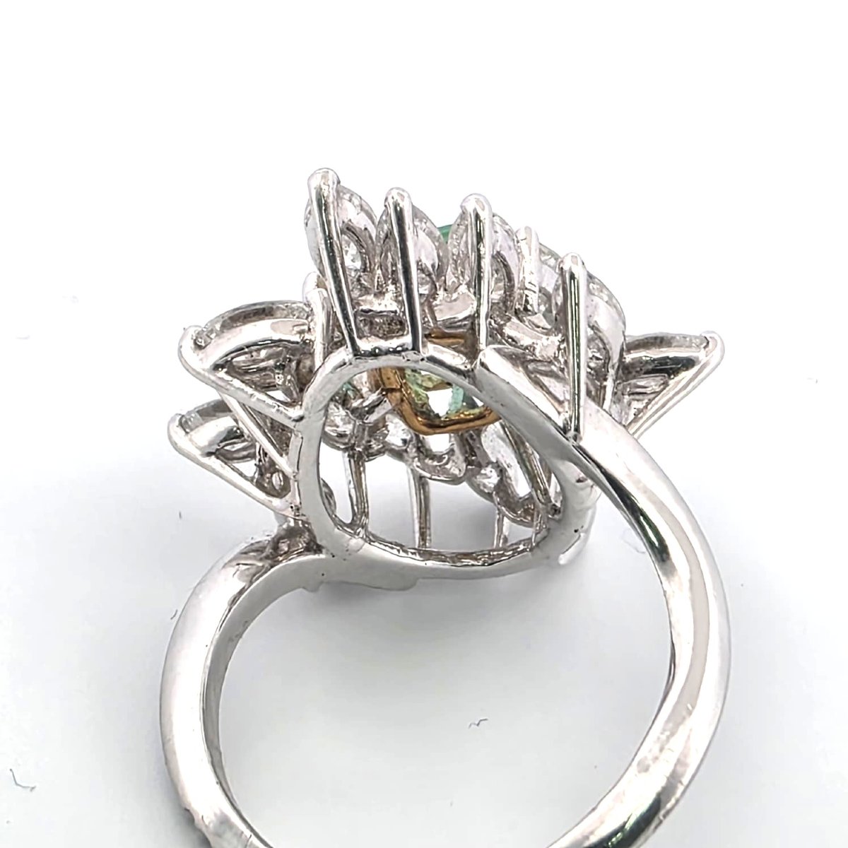 White Gold Ring With A Central Emerald And Diamonds-photo-3