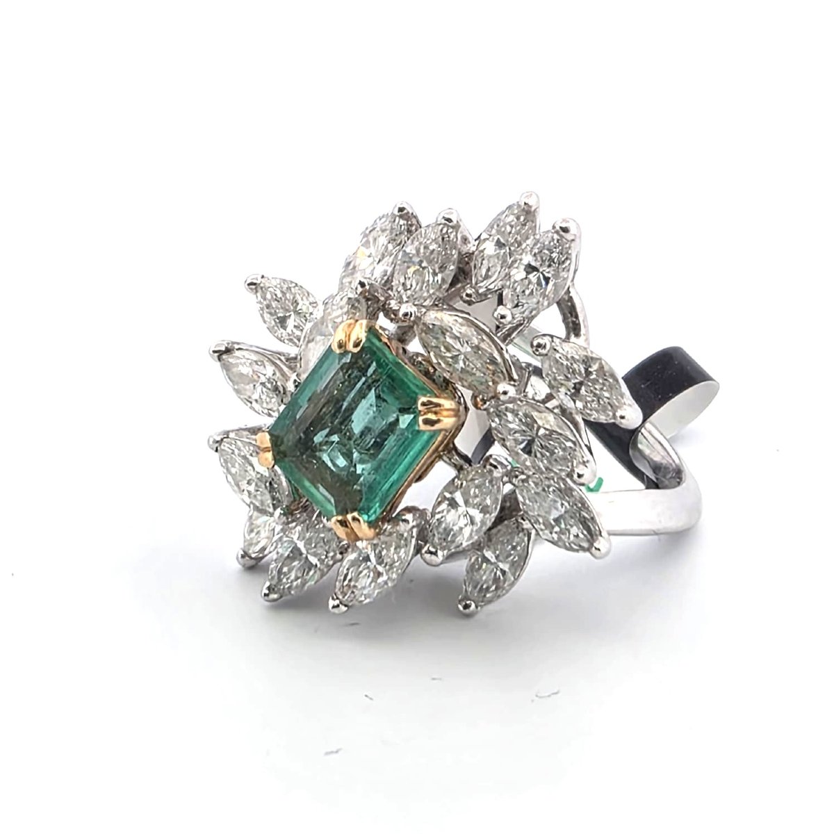 White Gold Ring With A Central Emerald And Diamonds-photo-4