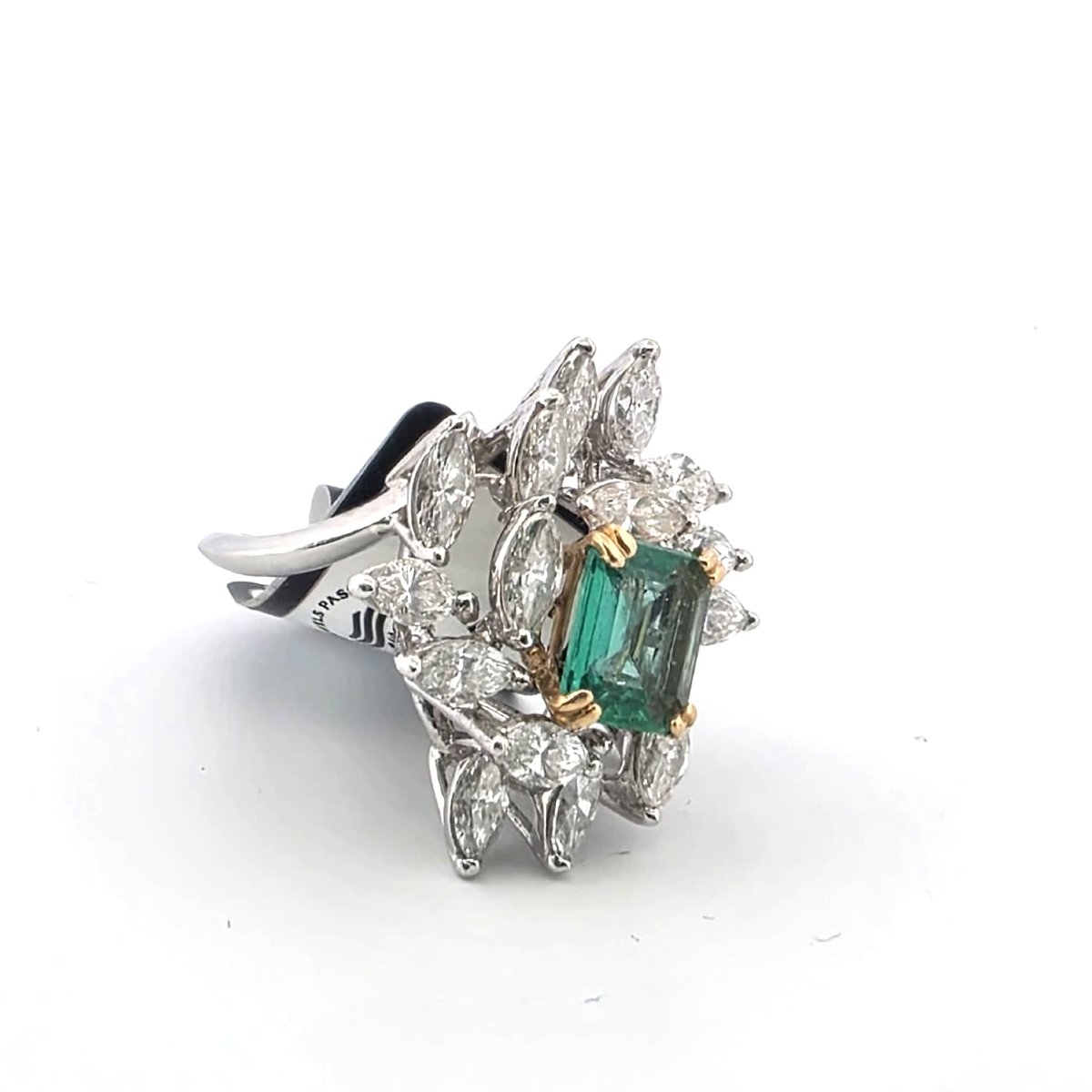 White Gold Ring With A Central Emerald And Diamonds-photo-5