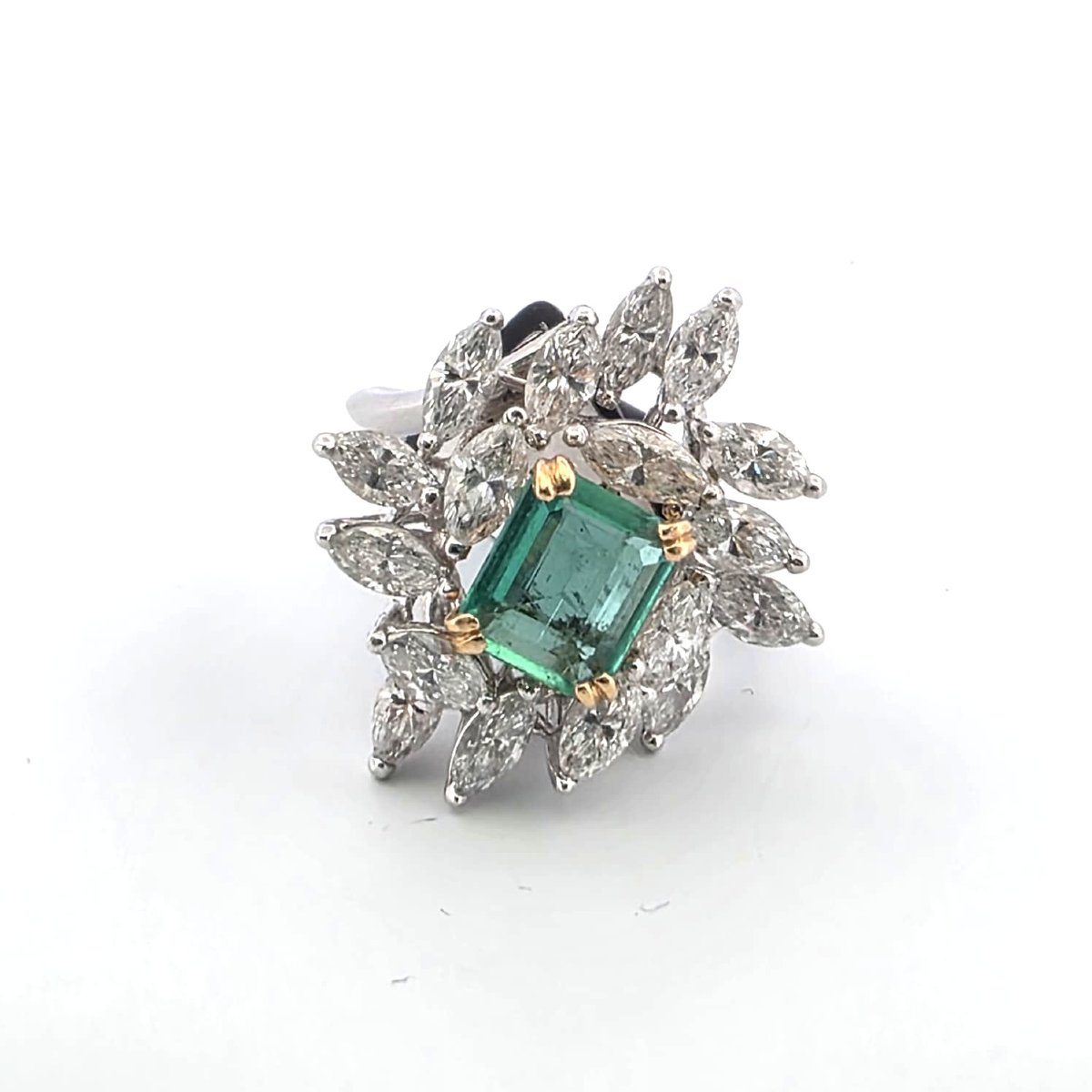 White Gold Ring With A Central Emerald And Diamonds-photo-6