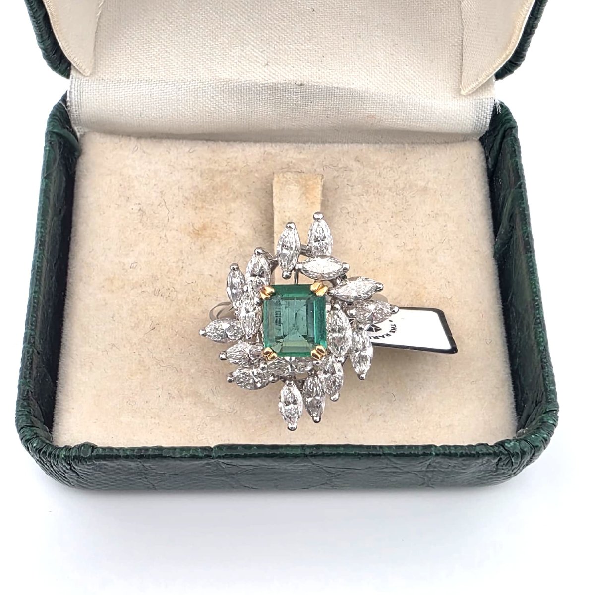 White Gold Ring With A Central Emerald And Diamonds-photo-7