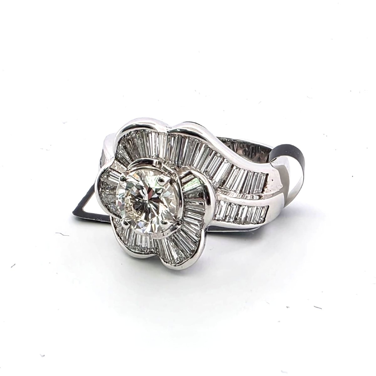 Bague bande en or blanc 18kt avec diamant central et diamants sur la tige-photo-1