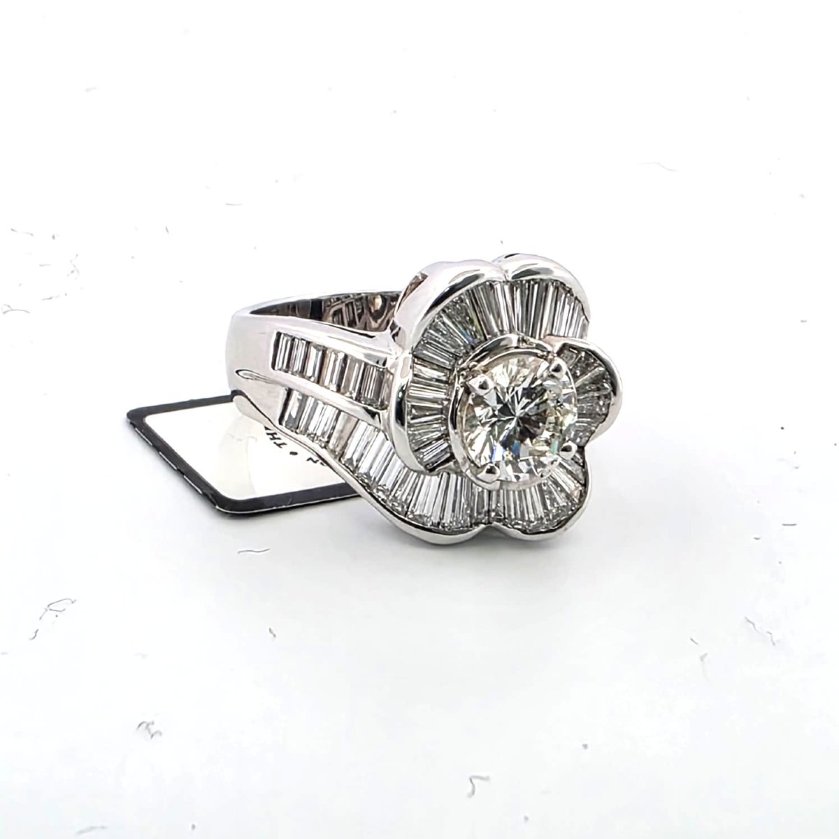Bague bande en or blanc 18kt avec diamant central et diamants sur la tige-photo-2
