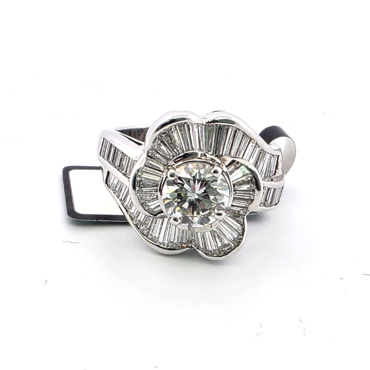 Bague bande en or blanc 18kt avec diamant central et diamants sur la tige-photo-3