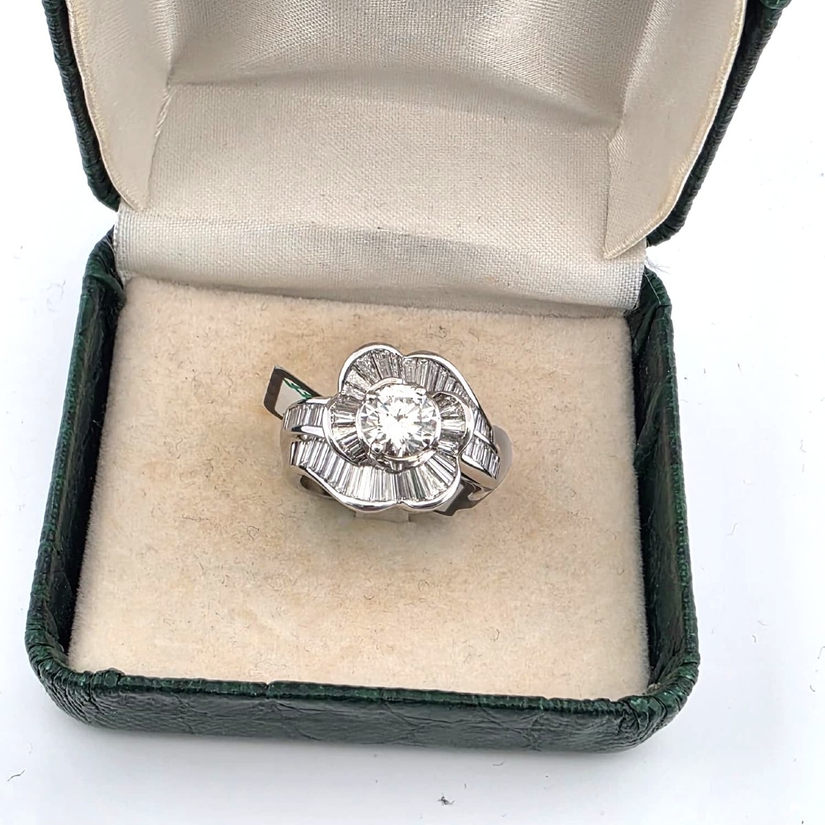 Bague bande en or blanc 18kt avec diamant central et diamants sur la tige