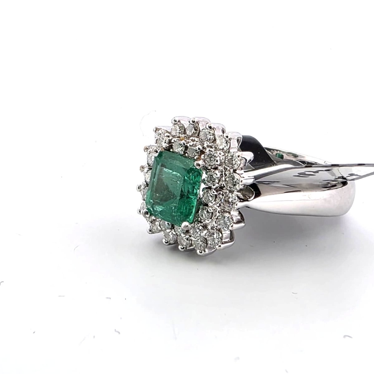 18-karat White Gold Ring With A Central Emerald And Diamonds Set Around It-photo-3
