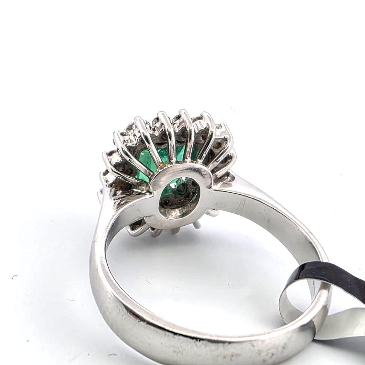18-karat White Gold Ring With A Central Emerald And Diamonds Set Around It-photo-1