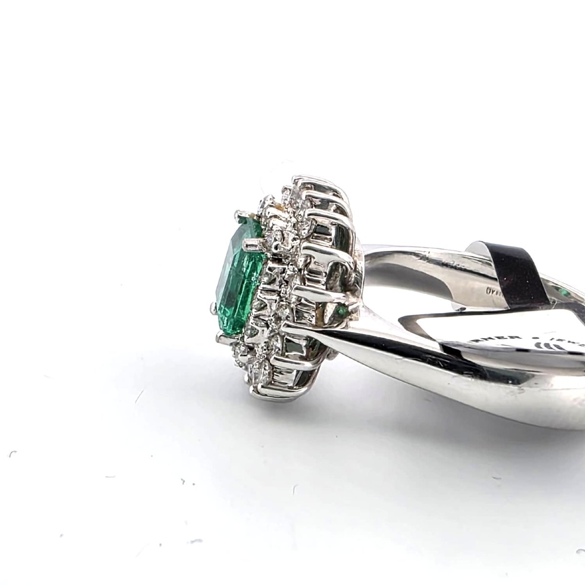 18-karat White Gold Ring With A Central Emerald And Diamonds Set Around It-photo-2
