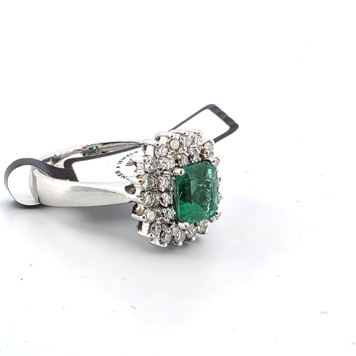 18-karat White Gold Ring With A Central Emerald And Diamonds Set Around It-photo-4