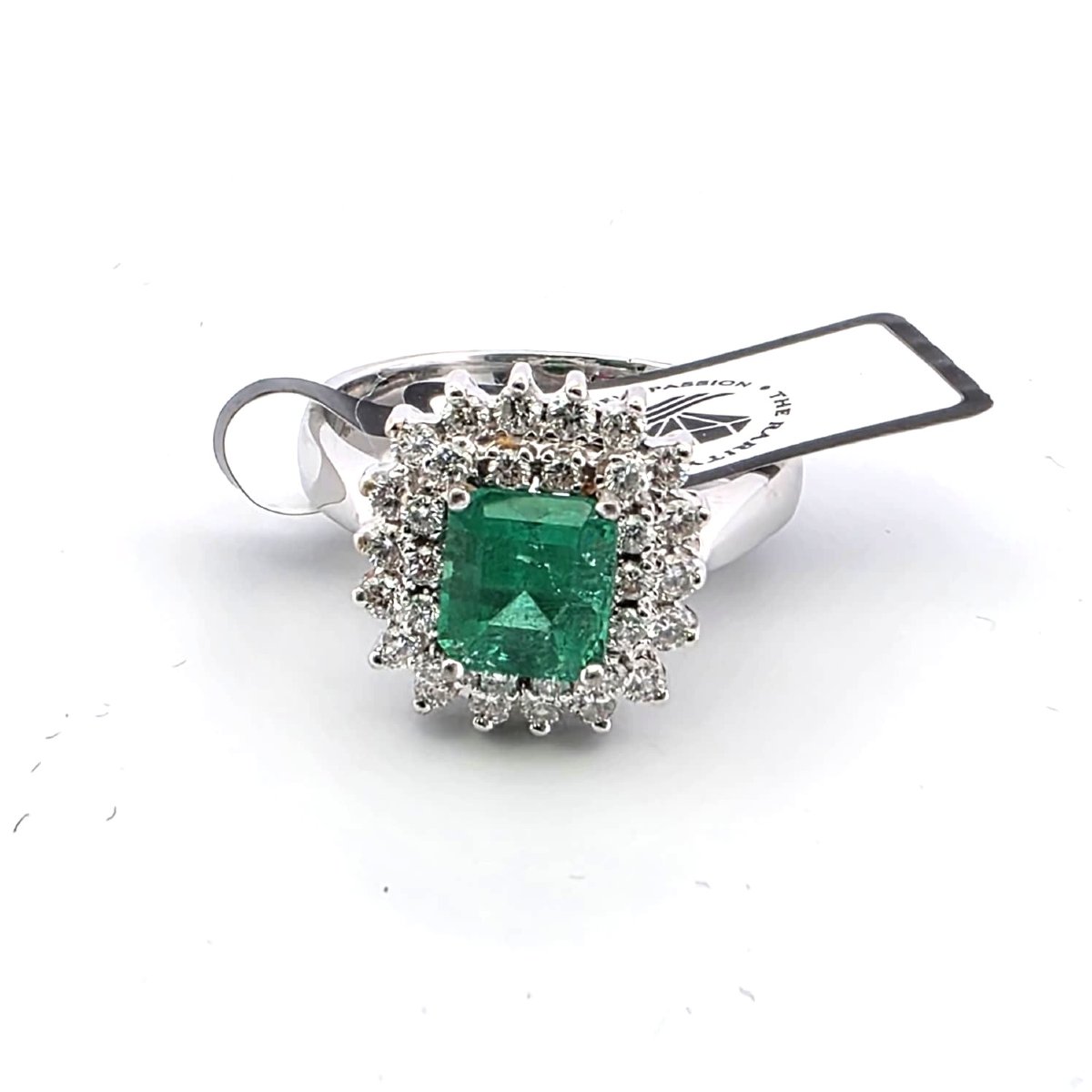 18-karat White Gold Ring With A Central Emerald And Diamonds Set Around It-photo-6