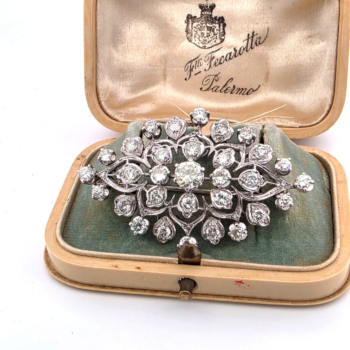 Broche en or blanc 18 kt avec diamants