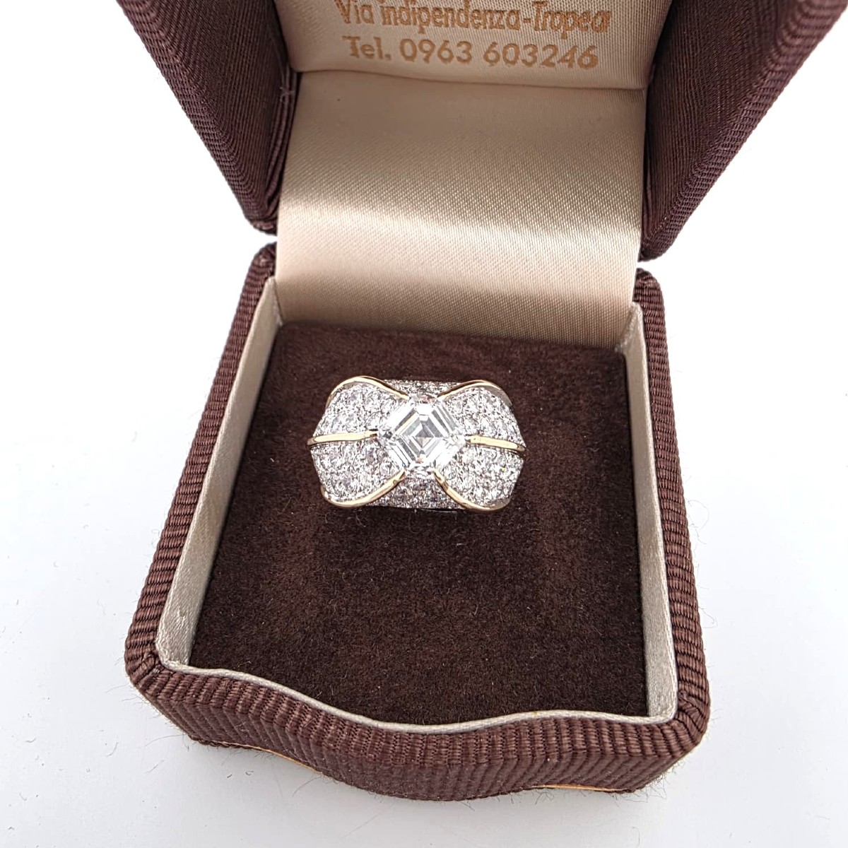 Yellow Gold Ring With Diamonds