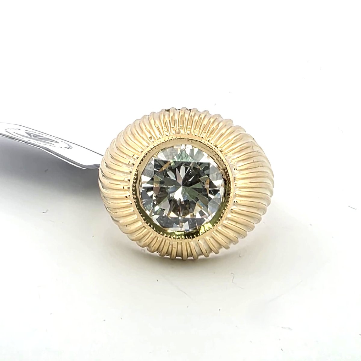 Bague en or jaune avec diamant central important-photo-4