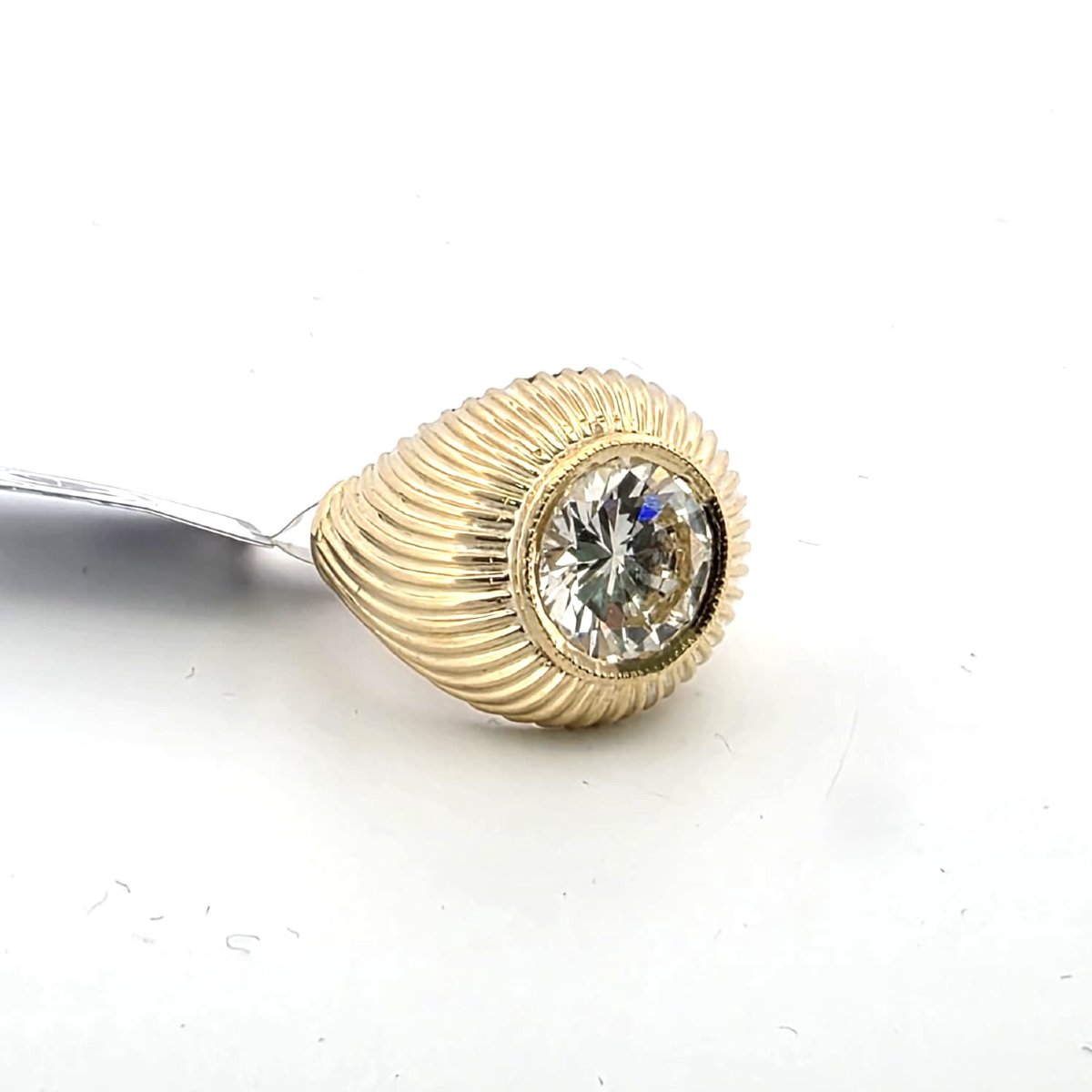 Bague en or jaune avec diamant central important-photo-4