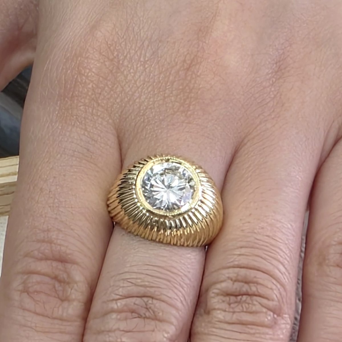 Bague en or jaune avec diamant central important-photo-7