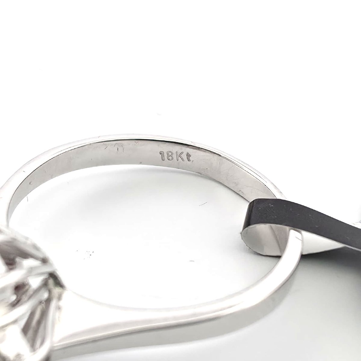 Bague en or blanc 18kt avec rubis central et diamants de contour-photo-5