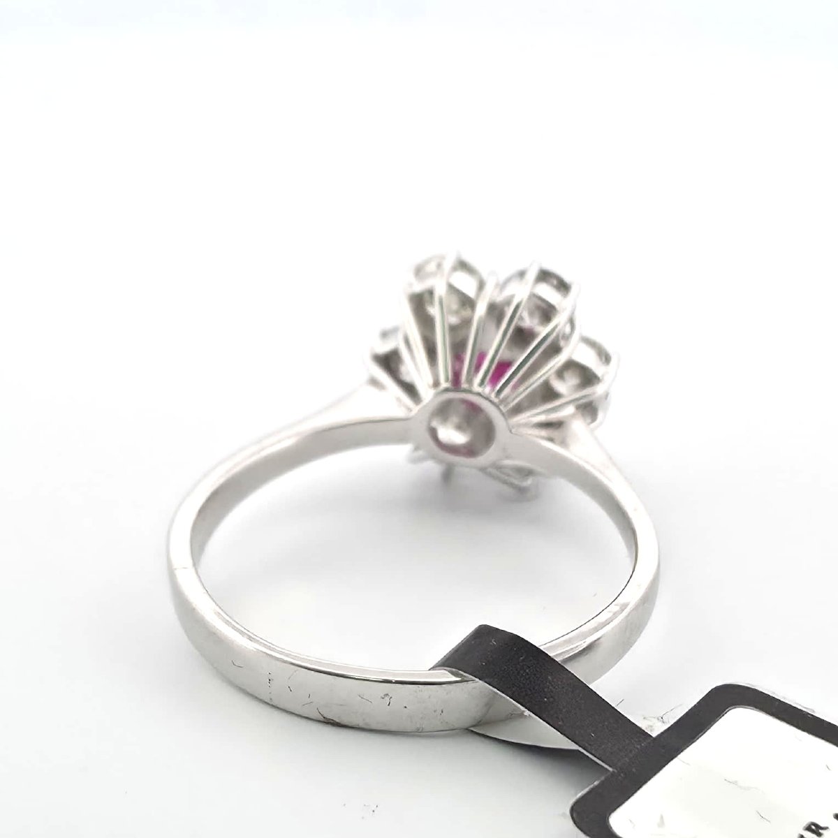 Bague en or blanc 18kt avec rubis central et diamants de contour-photo-6