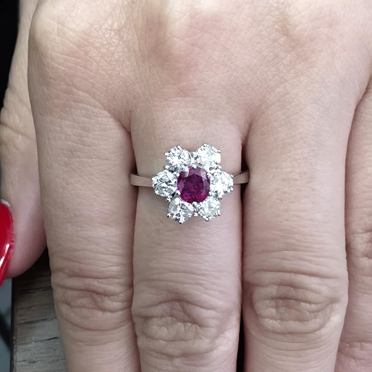Bague en or blanc 18kt avec rubis central et diamants de contour-photo-7