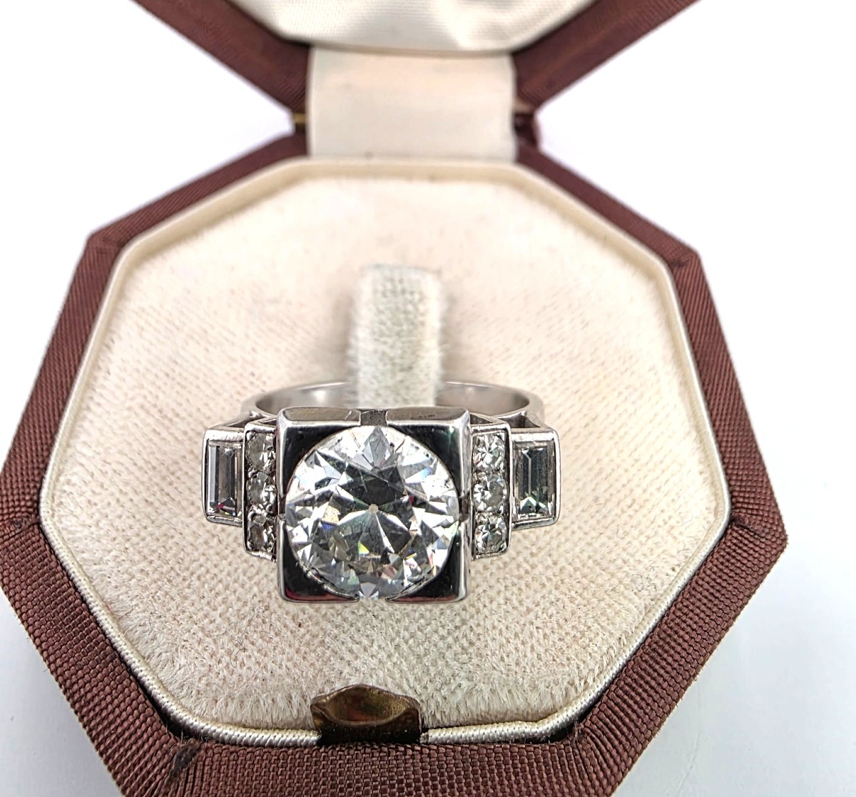 18-karat White Gold Ring With Diamonds