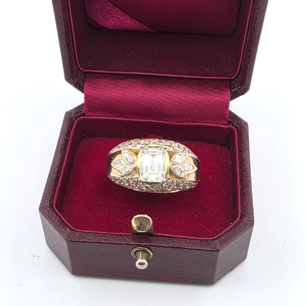 18-karat Yellow Gold Ring With Diamonds
