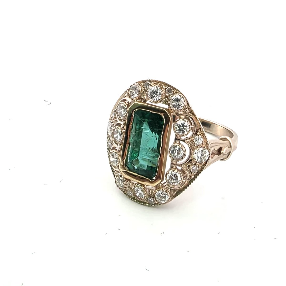 18-karat Yellow Gold Ring With An Emerald And Diamonds-photo-2