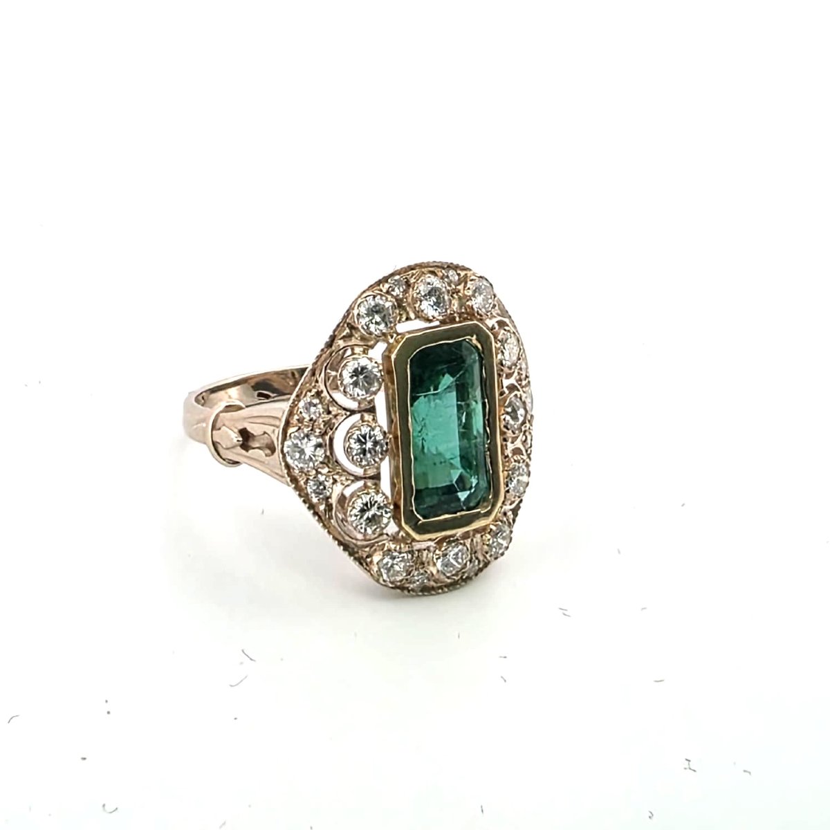 18-karat Yellow Gold Ring With An Emerald And Diamonds-photo-3