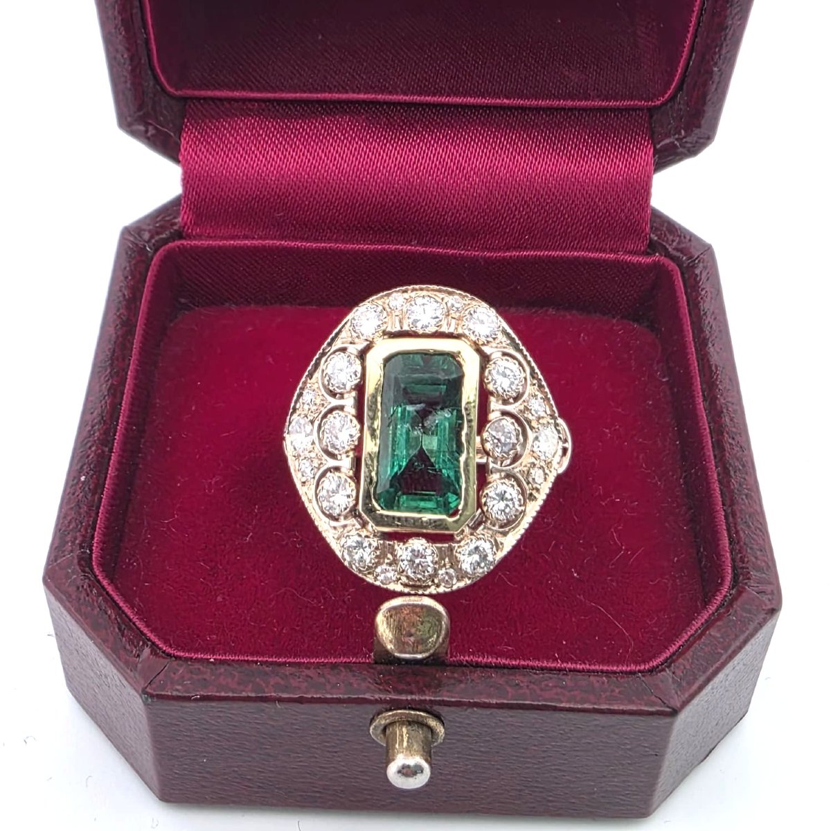 18-karat Yellow Gold Ring With An Emerald And Diamonds-photo-7