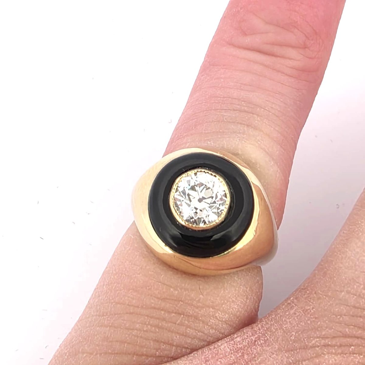 18-karat Yellow Gold Ring With A Diamond And Onyx-photo-1