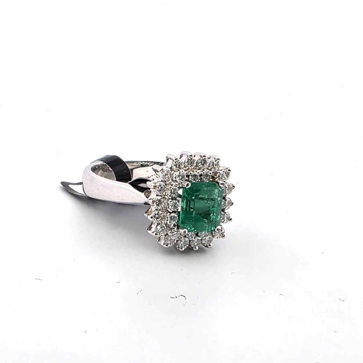 Bague en or blanc 18kt avec diamants et émeraude-photo-3