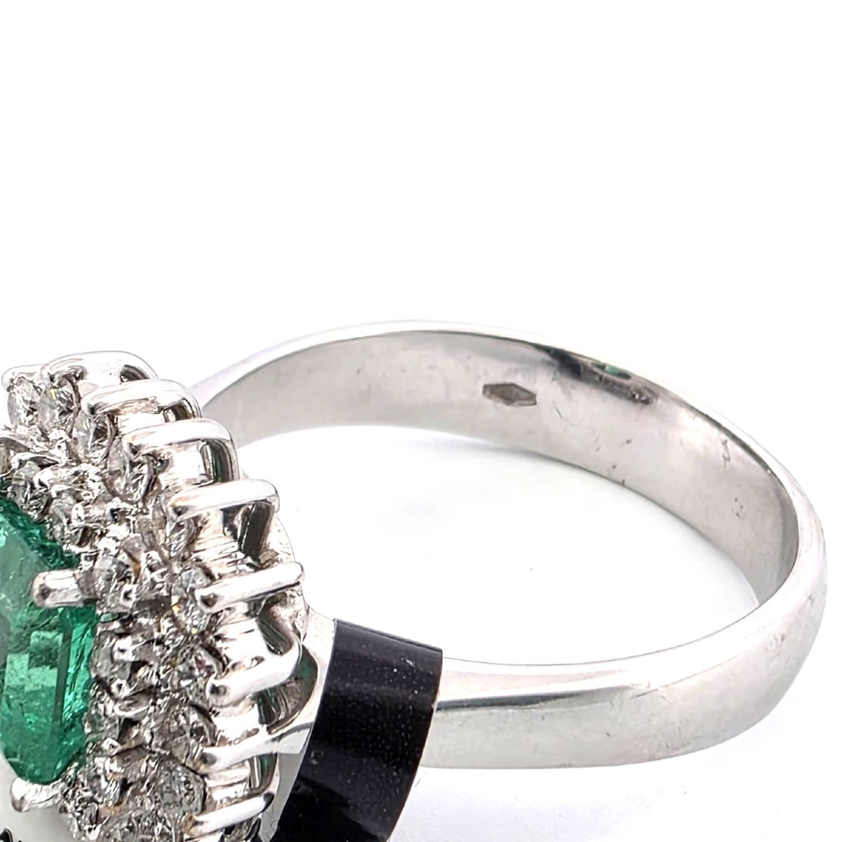 Bague en or blanc 18kt avec diamants et émeraude-photo-1