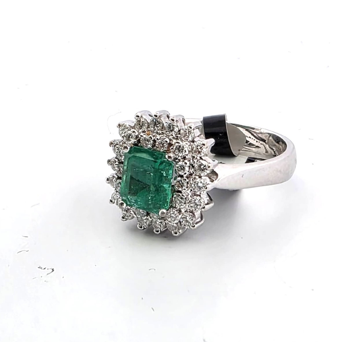 Bague en or blanc 18kt avec diamants et émeraude-photo-2
