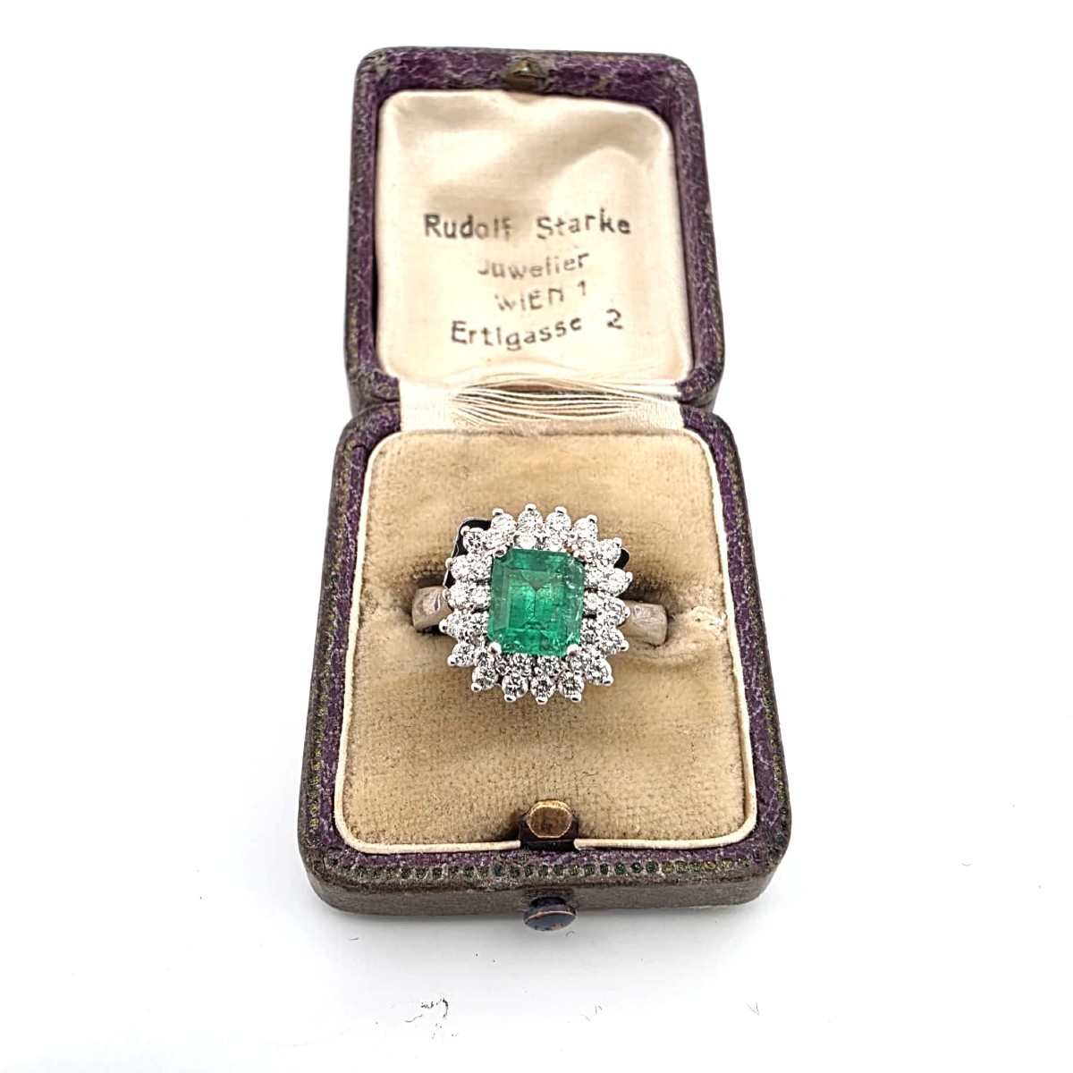 Bague en or blanc 18kt avec diamants et émeraude