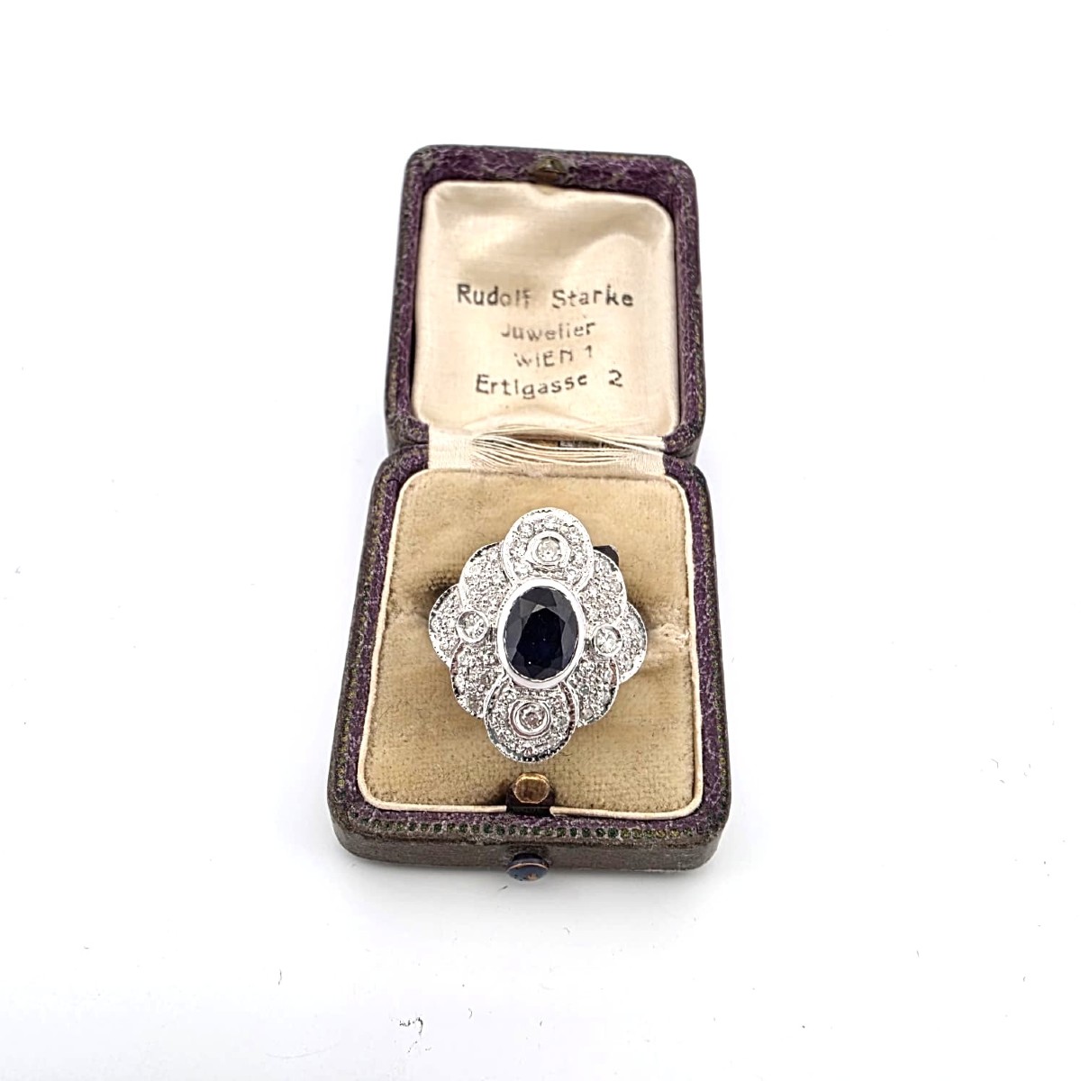 18-karat White Gold Ring With Sapphire And Diamonds