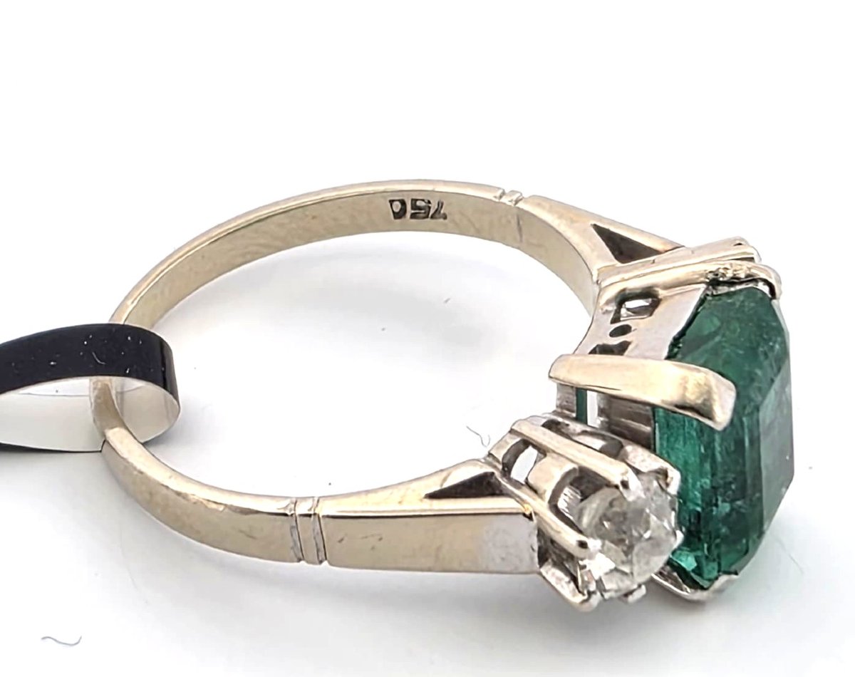 Anneau en or blanc 18kt avec émeraude centrale et diamants latéraux-photo-1