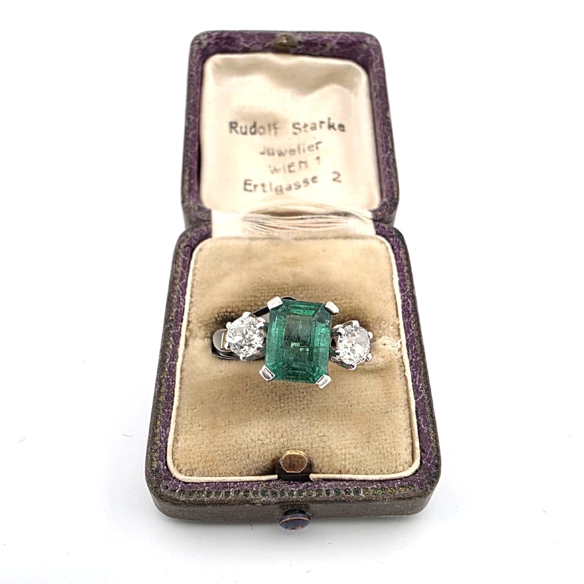 Anneau en or blanc 18kt avec émeraude centrale et diamants latéraux-photo-2