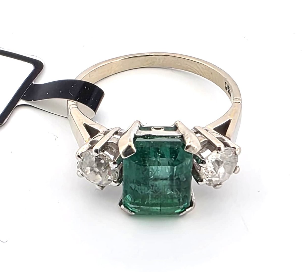 Anneau en or blanc 18kt avec émeraude centrale et diamants latéraux-photo-3