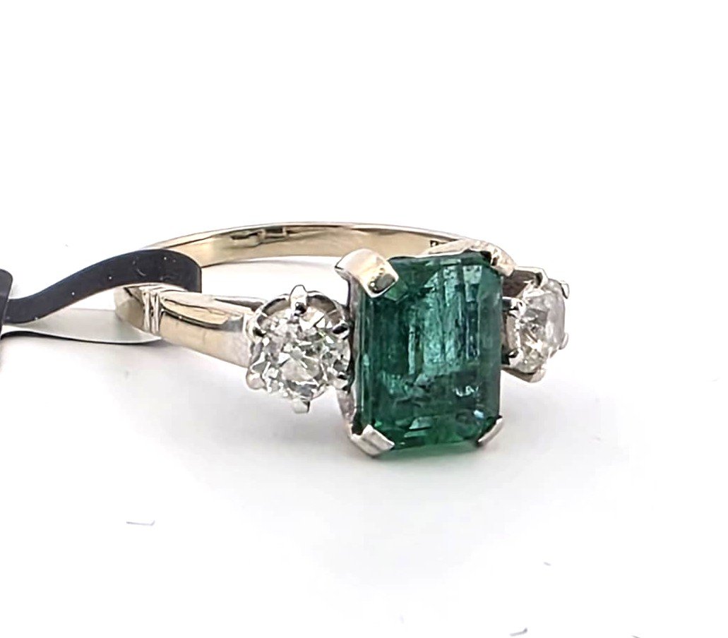 Anneau en or blanc 18kt avec émeraude centrale et diamants latéraux-photo-4