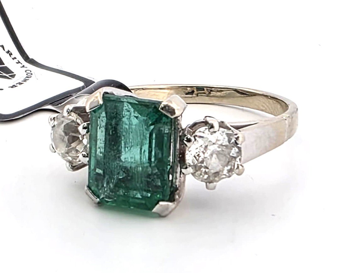Anneau en or blanc 18kt avec émeraude centrale et diamants latéraux-photo-5