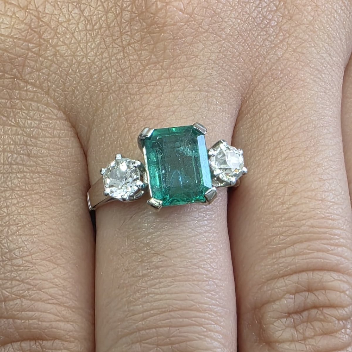 Anneau en or blanc 18kt avec émeraude centrale et diamants latéraux-photo-7