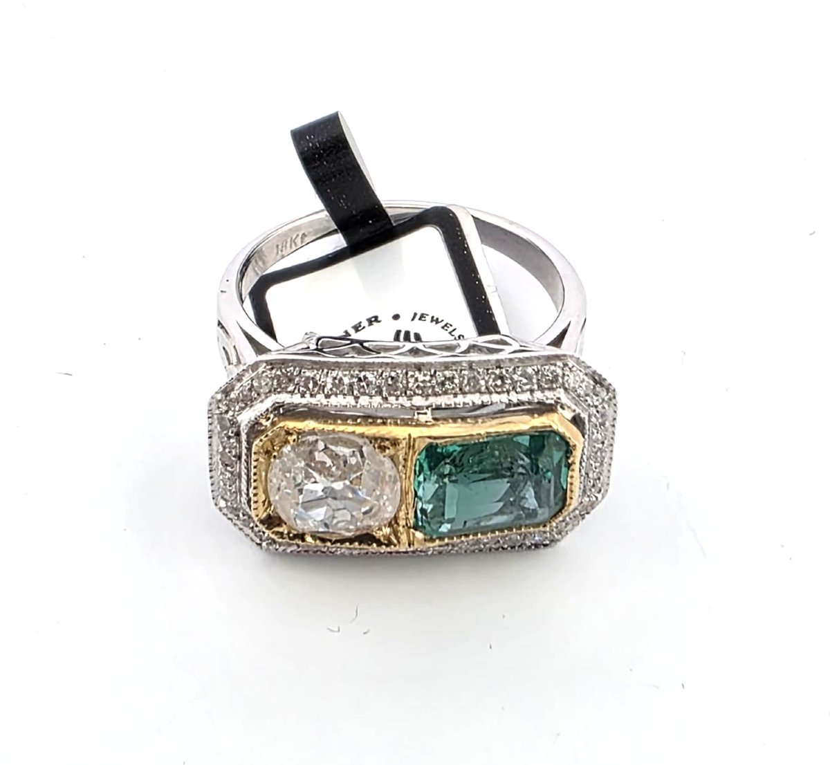 18-karat Yellow And White Gold Ring With Diamonds And An Emerald-photo-2